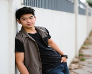 outdoor senior picture poses for guys