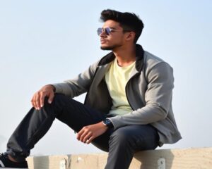 outdoor senior picture poses for guys