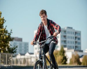 outdoor senior picture poses for guys